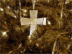 Christmas-Cross-Decoration-1733862